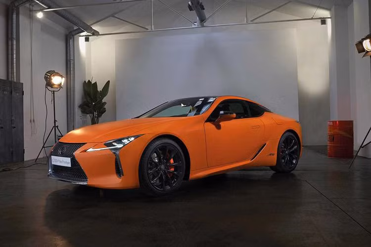 Mẫu xe sang Lexus LC 500h Matte Prototype Concept hiện đang có mặt ở Triển lãm Ô tô Barcelona 2019 với nhiệm vụ giới thiệu màu sơn Space Orange siêu bắt mắt cho mẫu coupe sang trọng của hãng xe Nhật Bản.