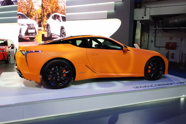 Đây là màu ngoại thất đặc biệt mới nhất mà thương hiệu xe sang Lexus cung cấp cho LC sau Vibrant Flare Yellow và Architectural Blue. Theo đại Lexus, Space Orange cho LC được hoàn thiện trong lớp sơn mờ lấy cảm hứng từ "tông màu có thể nhìn thấy khi nhìn về phía mặt trời trong ánh hoàng hôn". Vào cuối những năm 1960 và 1970, sắc cam rực rỡ này cũng được sử dụng khá nhiều.