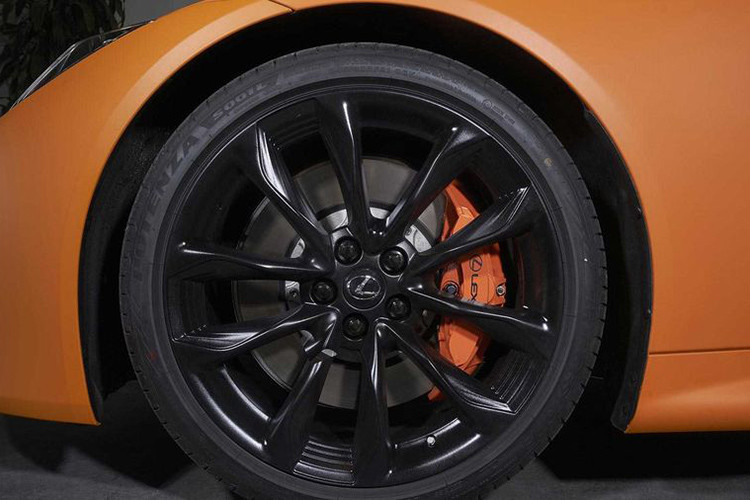 Quay trở lại với chiếc Lexus LC 500h Matte Prototype Concept, xe được trang bị bộ mâm 21 inch sơn đen mờ kết hợp với kẹp phanh màu cam, điểm nhấn Space Orange còn được đùng để tô điểm cho khoang cabin xe từ vô lăng cho viền mặt táp-lô phía hành khách và trên các ốp cửa.