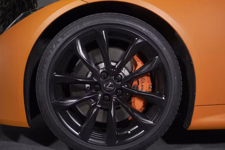 Quay trở lại với chiếc Lexus LC 500h Matte Prototype Concept, xe được trang bị bộ mâm 21 inch sơn đen mờ kết hợp với kẹp phanh màu cam, điểm nhấn Space Orange còn được đùng để tô điểm cho khoang cabin xe từ vô lăng cho viền mặt táp-lô phía hành khách và trên các ốp cửa.