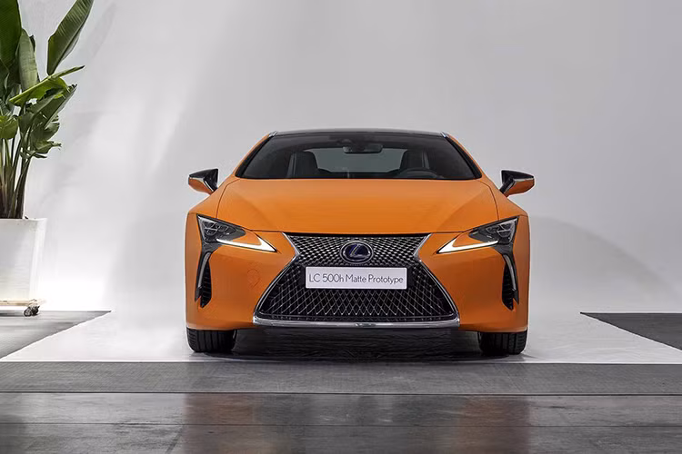 Về thiết kế, ngoại hình Lexus LC 500h gây ấn tượng mạnh mẽ cho người nhìn bởi vẻ đẹp "sắc như dao cạo" với những chi tiết mang đầy tính tương lai. Phần đầu của chiếc xe nổi bật với lưới tản nhiệt hình con suốt, bao quanh bởi đường viền crôm và thiết kế mắt lưới 3D cá tính.