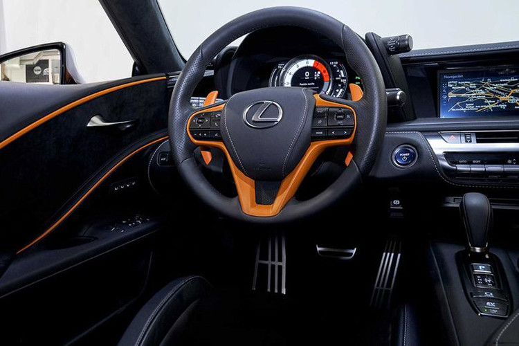 Ở bên trong, ghế lái được hạ thấp trọng tâm đậm chất thể thao, cùng với thiết kế không gian lái trực quan. Ghế trước được làm đặc biệt giúp mang lại cảm giác thoải mái trong những hành trình dài. Ngoài ra có thêm lựa chọn ghế thể thao với vành đỡ hai bên ôm sát cơ thể khi cua gấp... 