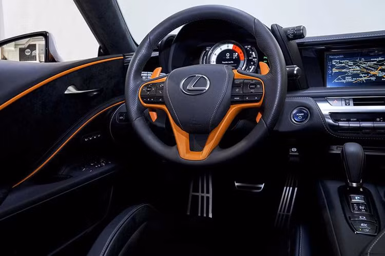 Ở bên trong, ghế lái được hạ thấp trọng tâm đậm chất thể thao, cùng với thiết kế không gian lái trực quan. Ghế trước được làm đặc biệt giúp mang lại cảm giác thoải mái trong những hành trình dài. Ngoài ra có thêm lựa chọn ghế thể thao với vành đỡ hai bên ôm sát cơ thể khi cua gấp... 