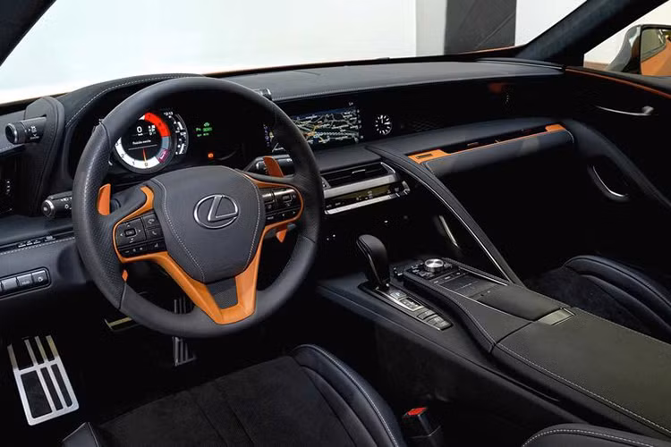 Vì chỉ có nhiệm vụ ra mắt màu sơn mới nên chiếc Lexus LC 500h này vẫn sở hữu hệ truyền động hybrid 3.5L sản sinh công suất 354 mã lực, đi kèm là hộp số hybrid đa giai đoạn Multi-Stage Hybrid Transmission của Lexus - kết hợp giữa hộp số CVT và số tự động 4 cấp để tạo ra một thiết lập gần giống với hộp số 10 cấp. Lexus LC 500h Matte Prototype Concept chưa rõ có được sản xuất hàng loạt hay không.