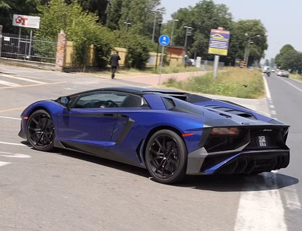 Aventador SV Roadster gần như đã sẵn sàng được sản xuất thương mại.