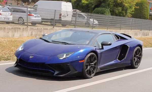 Hình ảnh nguyên vẹn của Lamborghini Aventador SV Roadster bất ngờ xuất hiện trên đường phố.
