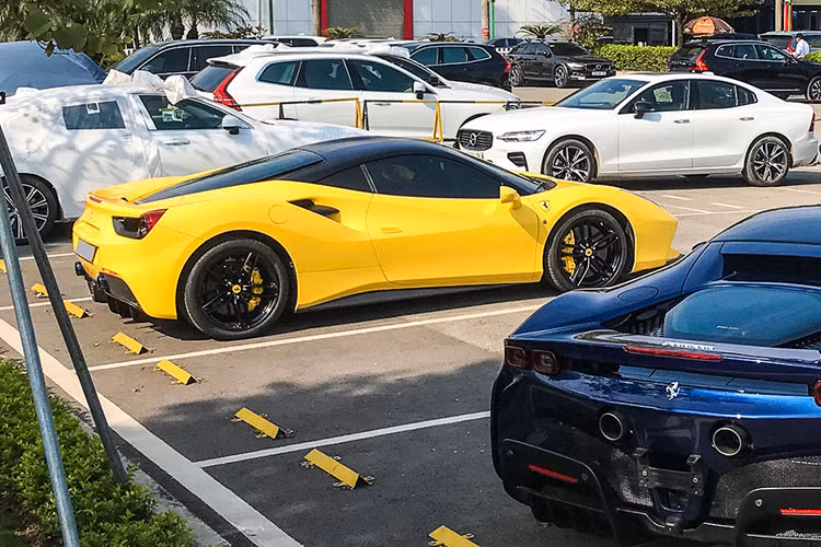 Chu xe Volvo “ngai” den dai ly chinh hang sau tai nan Ferrari 488 GTB-Hinh-5