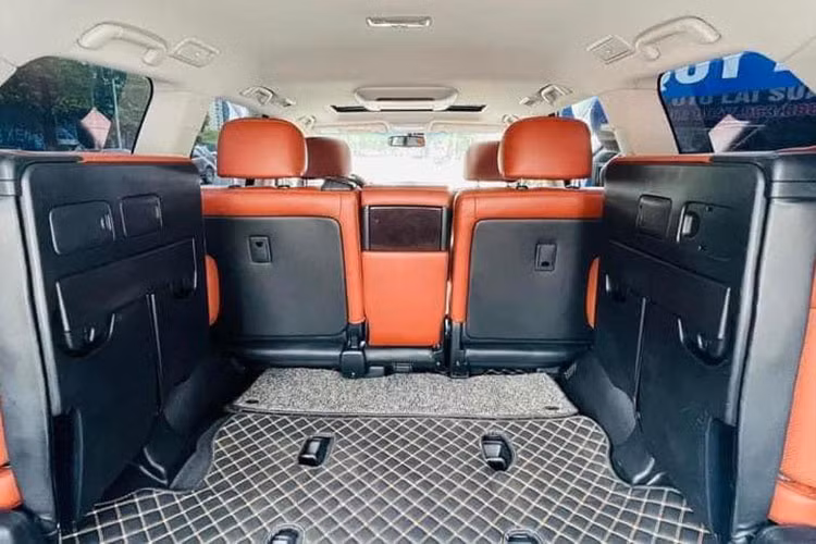 LX570 sở hữu động cơ V8 5.7L Dual VVT-i, công suất cực đại 367ml/5.600v/ph, mô-men xoắn 530Nm/3.200v/ph. Vòng tua động cơ tăng nhanh giúp phát huy tác dụng một cách tối đa, đem lại sức mạnh cần thiết bất kể khi chiếc xe tăng tốc trên đường bằng phẳng hay leo dốc. Hộp số tay 6 cấp bán tự động kết hợp với sức mạnh động cơ 5.7L giúp cho chiếc LX570 nặng gần 3 tấn vẫn có thể vận hành một cách ổn định.