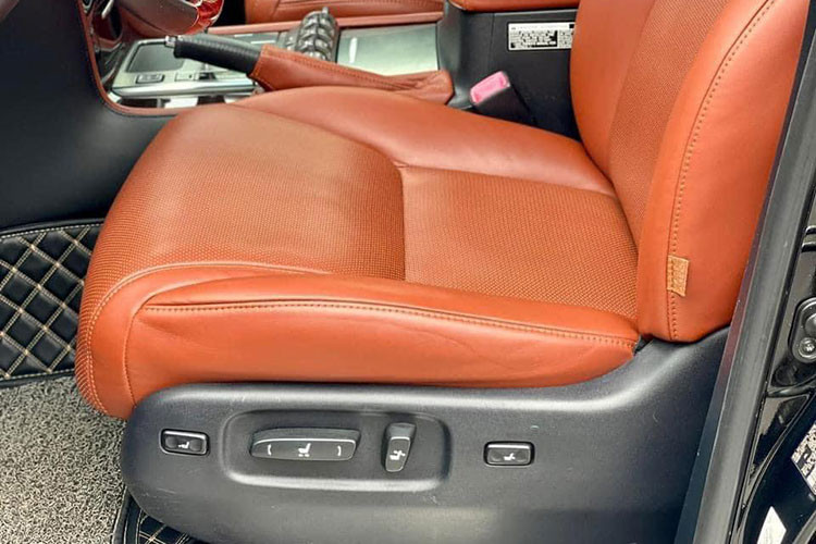 Với kích thước thân xe rộng lớn và chiều dài cơ sở lên tới 2.850mm nên không gian nội thất xe rất rộng rãi. Bên trong xe sử dụng thiết kế ba hàng ghế dành cho 8 người ngồi, mỗi hành khách hoàn toàn có thể có được một không gian ngồi cực kỳ thoải mái. Không gian hàng ghế trước được đảm bảo dư dả, phần tỳ tay ở giữa to rộng có thể điều chỉnh tự do tuỳ thuộc vào yêu cầu của người ngồi trước.