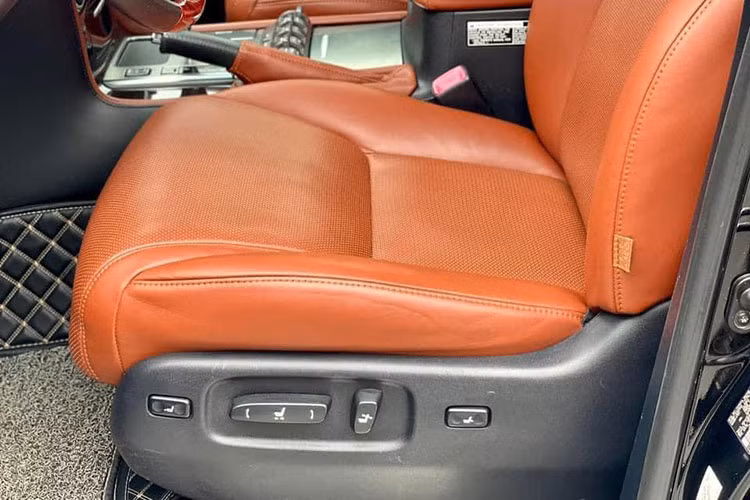 Với kích thước thân xe rộng lớn và chiều dài cơ sở lên tới 2.850mm nên không gian nội thất xe rất rộng rãi. Bên trong xe sử dụng thiết kế ba hàng ghế dành cho 8 người ngồi, mỗi hành khách hoàn toàn có thể có được một không gian ngồi cực kỳ thoải mái. Không gian hàng ghế trước được đảm bảo dư dả, phần tỳ tay ở giữa to rộng có thể điều chỉnh tự do tuỳ thuộc vào yêu cầu của người ngồi trước.