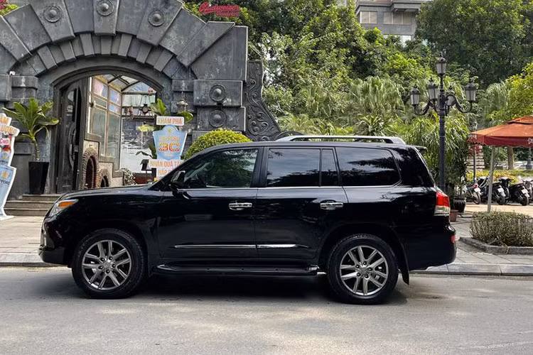 Về ngoại hình, chiếc SUV hạng sang Lexus LX570 đời 2010 này vẫn kế thừa những đường nét thiết kế to, rộng như đã từng có trên "người anh em" LX470 trước đó. Ngoài ra, nó còn tránh mang tiếng mượn dáng vóc của mẫu SUV Toyota Land Cruiser cùng tập đoàn, sang thế hệ thứ 3 thương hiệu xe sang Lexus đã tạo cho LX570 ngôn ngữ thiết kế L-Finesse.