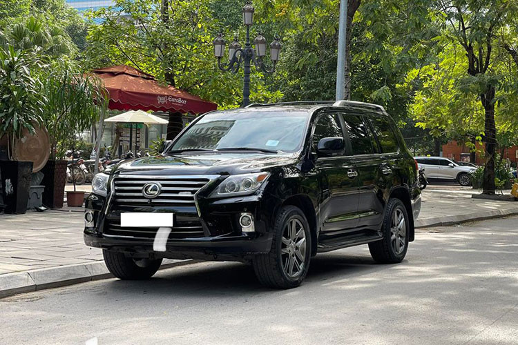 Giá xe Lexus LX570 phiên bản mới nhất đang được bán chính hãng tại Việt Nam ở mức khoảng 8,34 tỷ đồng. Chiếc xe trong bài viết này là phiên bản 2010 được chủ nhân chào bán với giá hơn 2,5 tỷ đồng - khá cao so với một chiếc xe SUV hạng sang LX750 đã qua sử dụng 11 năm, tuy nhiên nó lại luôn được người dùng Việt ưa chuộng.