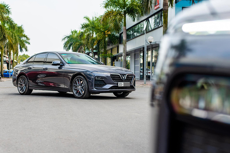 Bên trong không gian cabin của mẫu sedan này khá giống với Lux SA ở thiết kế táp-lô. VinFast sử dụng gỗ nguyên bản ốp lên táp-lô làm chiếc xe thêm phần sang trọng khi kết hợp cùng chất liệu da trên nhiều chi tiết cũng như vô lăng 3 chấu. Cụm điều khiển trung tâm trang bị màn hình cảm ứng kích thước 10,4 inch với giao diện điều khiển bằng tiếng Việt.