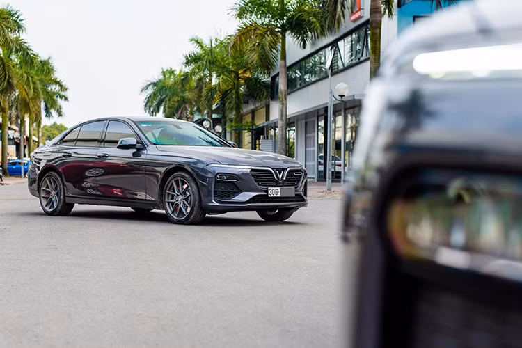 Bên trong không gian cabin của mẫu sedan này khá giống với Lux SA ở thiết kế táp-lô. VinFast sử dụng gỗ nguyên bản ốp lên táp-lô làm chiếc xe thêm phần sang trọng khi kết hợp cùng chất liệu da trên nhiều chi tiết cũng như vô lăng 3 chấu. Cụm điều khiển trung tâm trang bị màn hình cảm ứng kích thước 10,4 inch với giao diện điều khiển bằng tiếng Việt.