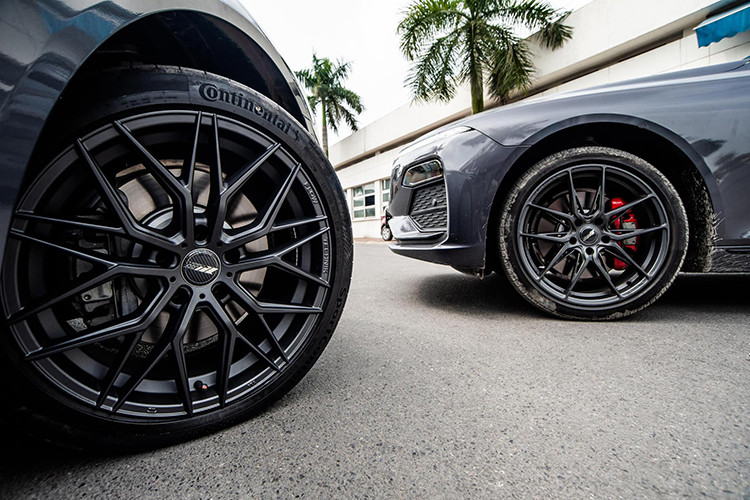 Bộ đôi Vinfast Lux A 2.0 sau khi được nâng cấp mâm đúc trông cá tính và thể thao hơn với phong cách mới. Không chỉ có xe Vinfast, những người đi xe thương hiệu khác cũng có thể tham khảo phong cách của những bộ mâm này để trang bị cho xe của mình.