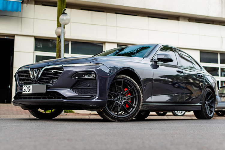 Mâm 305forged độ Vinfast Lux A 2.0 có kích thước từ 18 – 22 inch, giá bán dao động từ 30 – 100 triệu đồng tùy vào kích thước và chất liệu cấu thành, đắt nhất là những bộ mâm được CNC từ một khối nhôm.