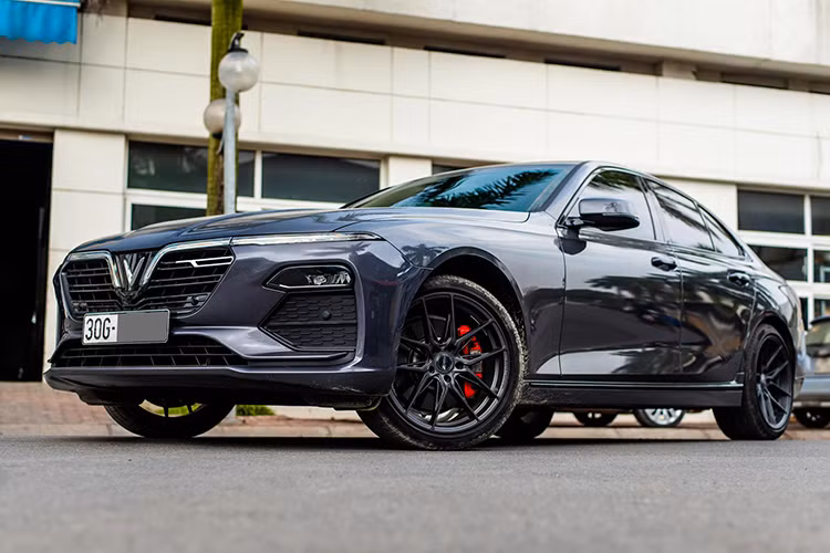 Mâm 305forged độ Vinfast Lux A 2.0 có kích thước từ 18 – 22 inch, giá bán dao động từ 30 – 100 triệu đồng tùy vào kích thước và chất liệu cấu thành, đắt nhất là những bộ mâm được CNC từ một khối nhôm.