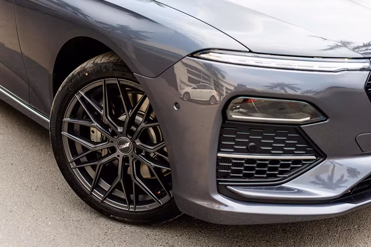 Trong khi đó, đuôi xe lại thiết kế theo phong cách thể thao với khe gió, đường ra ống xả đối xứng. Dải đèn hậu LED tạo hình cánh chim bắt mắt. Phía đuôi xe cũng được trang bị nhiều cảm biến và camera lùi. Xe được được trang bị camera hỗ trợ quan sát 360 độ và cảm biến va chạm ở phía đầu xe. Gương chiếu hậu trên xe tích hợp đèn báo rẽ và camera hỗ trợ quan sát quanh xe.