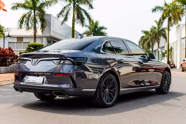 Xe sử dụng cần số, phanh tay điện tử. Ngoài ra, xe còn có chức năng tạm dừng động cơ khi chờ đèn đỏ. Đặc biệt, dòng Lux 2.0 của VinFast được trang bị 6 túi khí, hệ thống chống bó cứng phanh (ABS), phân bổ lực phanh điện tử (EBD), hỗ trợ phanh khẩn cấp (BA), cân bằng điện tử (ESC), chống trượt (TCS), hỗ trợ khởi hành ngang dốc (HSA), chống lật (ROM)… đảm bảo an toàn cho người sử dụng.