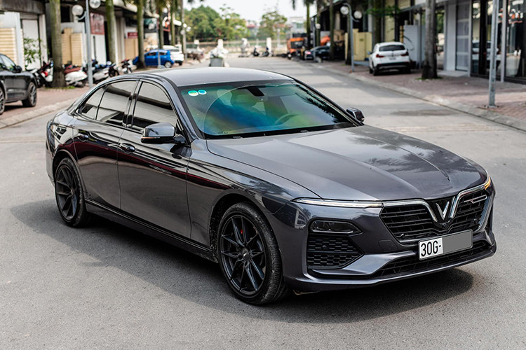 Toàn bộ ghế ngồi của xe đều được bọc da cao cấp. Ghế lái và ghế phụ chỉnh điện. Hàng ghế sau có cửa gió điều hòa riêng. Giữa hai ghế có bệ tì tay và khay để cốc. Xe còn có nhiều tiện ích khác cho người dùng như nhiều vị trí cắm USB, sạc điện không giây hay nhiều đầu sạc khác. Hàng ghế phía sau tích hợp cửa gió điều hòa riêng có thể tự điều chỉnh...