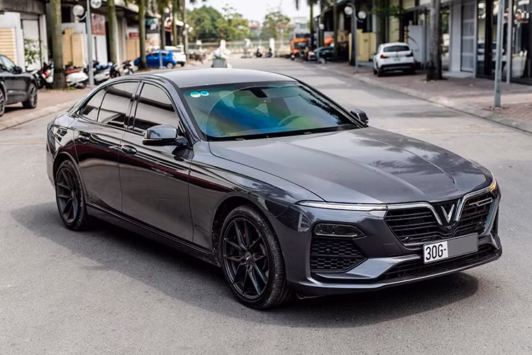 Toàn bộ ghế ngồi của xe đều được bọc da cao cấp. Ghế lái và ghế phụ chỉnh điện. Hàng ghế sau có cửa gió điều hòa riêng. Giữa hai ghế có bệ tì tay và khay để cốc. Xe còn có nhiều tiện ích khác cho người dùng như nhiều vị trí cắm USB, sạc điện không giây hay nhiều đầu sạc khác. Hàng ghế phía sau tích hợp cửa gió điều hòa riêng có thể tự điều chỉnh...