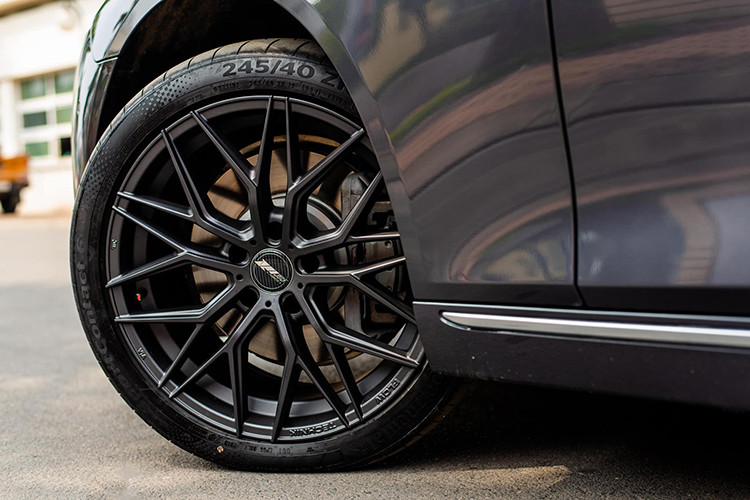 Về ngoại hình, Vinfast Lux A2.0, rộng, cao là 4.973 x 1.900 x 1.464. Trục cơ sở xe ở mức 2.968 mm, dài hơn nhiều dòng xe cỡ D khác trên thị trường. Do đó, khi nhìn ngang sedan VinFast cho cảm giác trường xe, bệ vệ. Đầu xe nổi bật với logo chữ V cách điệu ở mặt ca-lăng nối liền với hai đèn LED chạy ban ngày. Trong khi đó, đèn chiếu sáng đẩy xuống phía trên hốc gió. 