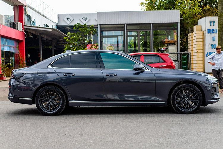 Giá của bộ mâm 305forged lắp cho bộ đôi xe Vinfast Lux A 2.0 trong ảnh dao động từ 36 – 80 triệu tùy vào chất liệu, chưa bao gồm giá lốp xe đi kèm có thể nằm trong khoảng 20 – 30 triệu đồng cho 1 bộ 4 chiếc.