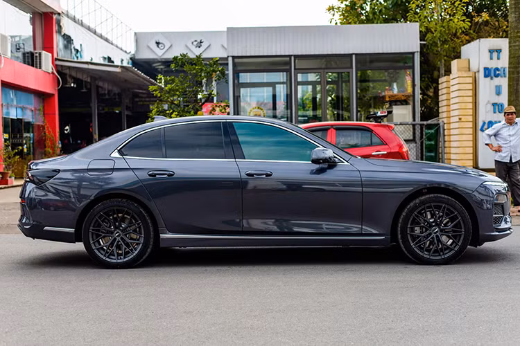 Giá của bộ mâm 305forged lắp cho bộ đôi xe Vinfast Lux A 2.0 trong ảnh dao động từ 36 – 80 triệu tùy vào chất liệu, chưa bao gồm giá lốp xe đi kèm có thể nằm trong khoảng 20 – 30 triệu đồng cho 1 bộ 4 chiếc.