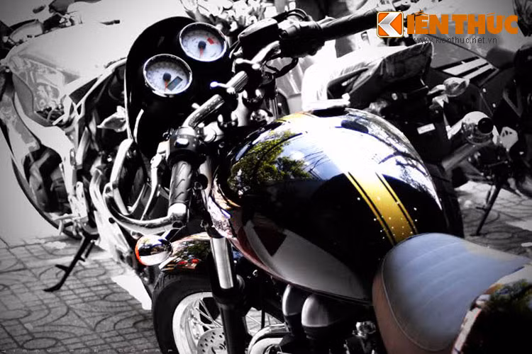 Phiên bản mới này cũng được nhà sản xuất nâng cấp cụm giảm xóc trước và sau. Triumph Thruxton 2015 sở hữu trọng lượng 214 kg và được bán tại thị trường Mỹ với mức giá khoảng 9.000 USD.