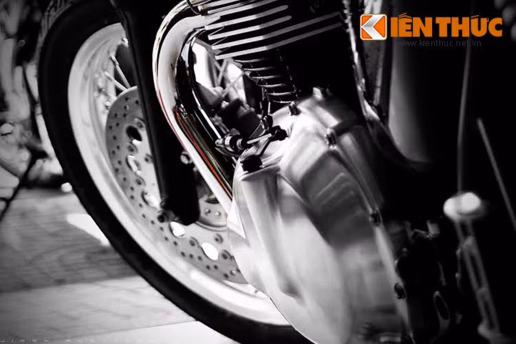 Triumph Thruxton 2015 sở hữu động cơ 865 phân khối cam đôi DOHC làm mát bằng khe tản nhiệt, sử dụng xi-lanh kép thẳng hàng.