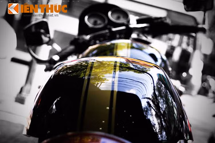 Triumph Thruxton 2015 sở hữu ốp đuôi sau kiểu dáng cafe racer bắt mắt, ốp này có thể tháo rời được khi chở thêm người ngồi sau.