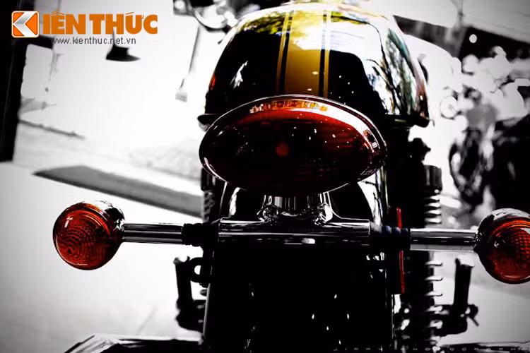 Cụm đèn hậu được chia ra rõ ràng theo đúng phong cách Triumph cổ điển với đèn hậu chính giữa và hai xi nhan hai bên.