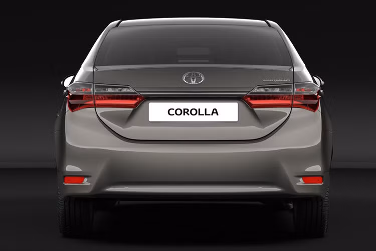 Bản facelift 2017 mới của Toyota Corolla vừa chính thức lộ diện đã cho thấy những thay đổi đáng kể trong thiết kế phần đầu xe của mẫu xe này. Cụm đèn chiếu sáng phía trước được vát góc một cách tinh thế hơn, kết hợp với thấu kính LED hiện đại.
