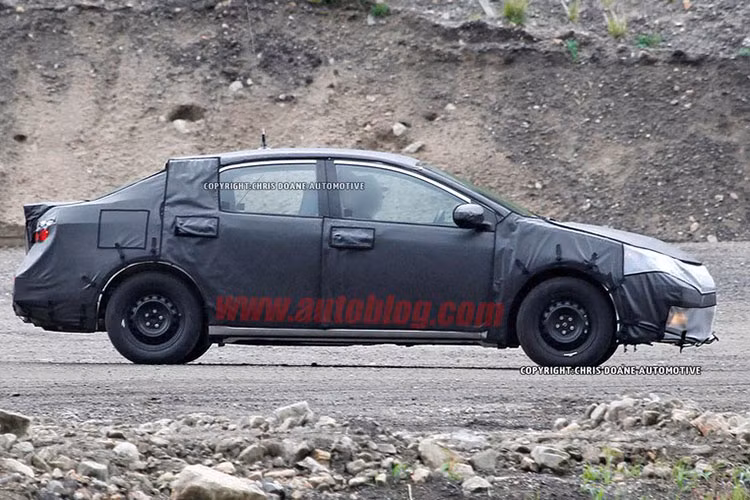  Bên cạnh đó, hốc hút gió phía dưới cũng được thiết kế lại với những đường sọc ngang kéo dài, giúp cho cho xe tạo thêm cảm giác rộng rãi hơn. Phía sau mẫu xe khi nhìn qua sẽ khó nhận ra thay đổi vì nó tập trung trong dãy đèn LED bố trí bên trong hốc đèn hậu.