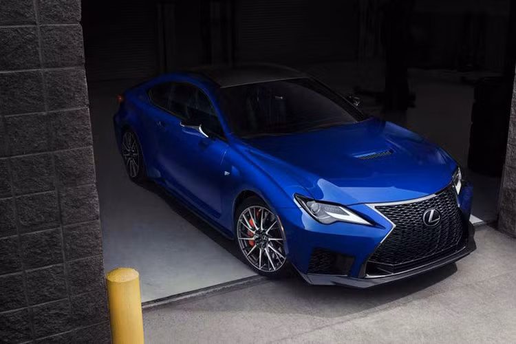 Mẫu xe Lexus RC F 2020 từng gây chú ý tại Triển lãm Detroit 2019 diễn ra hồi đầu năm khi sở hữu thiết kế sang trọng, lịch lãm. Cùng với đó là xe có nhiều chi tiết làm bằng vật liệu carbon đắt tiền hơn so với những phiên bản trước đó.