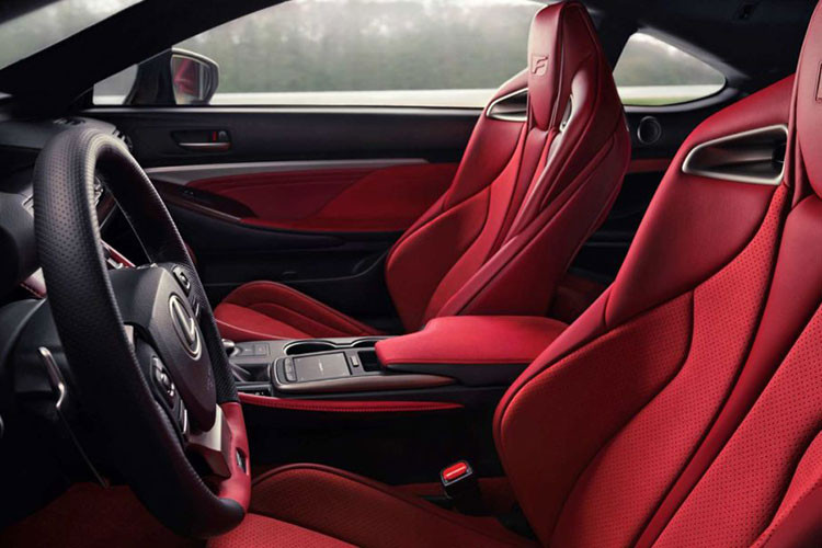 RC F mới tiếp tục sử dụng cỗ máy hút khí tự nhiên V8 5.0 lít nhưng đã qua cải tiến, để sản sinh ra tổng công suất 472 mã lực và mô-men xoắn cực đại 535Nm. Đi kèm là hộp số tự động 8 cấp và dẫn động cầu sau tiêu chuẩn, RC F tiêu chuẩn mất 4,2 giây để tăng tốc từ 0 - 96 km/h.