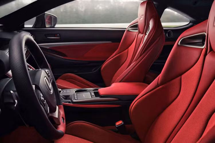 RC F mới tiếp tục sử dụng cỗ máy hút khí tự nhiên V8 5.0 lít nhưng đã qua cải tiến, để sản sinh ra tổng công suất 472 mã lực và mô-men xoắn cực đại 535Nm. Đi kèm là hộp số tự động 8 cấp và dẫn động cầu sau tiêu chuẩn, RC F tiêu chuẩn mất 4,2 giây để tăng tốc từ 0 - 96 km/h.