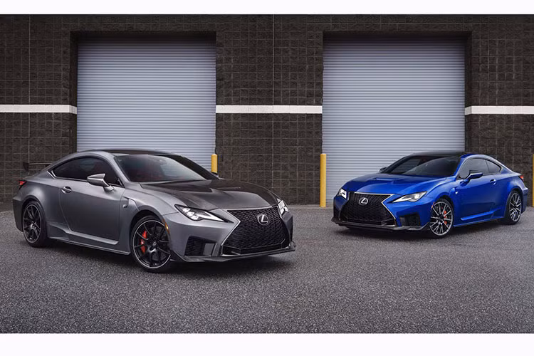 Sở dĩ Lexus RC F Track Edition có khả năng hiệu suất vượt trội hơn RC F tiêu chuẩn là vì xe nhẹ hơn bản thường tới 80kg. Nắp ca-pô và mui của RC F Track Edition đều được làm bằng sợi carbon, ngoài ra, xe còn có bộ mâm hợp kim BBS 19 inch, hệ thống phanh gốm carbon và một cánh gió lớn phía sau giúp tăng tính khí động học. 