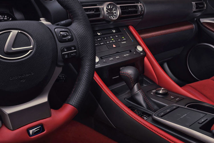 Trong khi đó, phiên bản Lexus RC F Track Edition 2020 hàng đầu chỉ mất 3,96 giây để thực hiện thử thách tương tự, mặc dù xe vẫn dùng động cơ V8 5.0 lít mạnh 472 mã lực / 535Nm tương tự bản tiêu chuẩn.