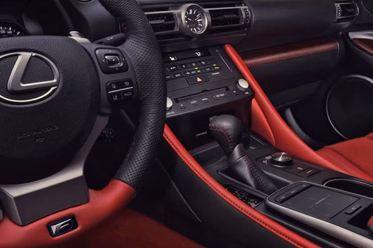 Trong khi đó, phiên bản Lexus RC F Track Edition 2020 hàng đầu chỉ mất 3,96 giây để thực hiện thử thách tương tự, mặc dù xe vẫn dùng động cơ V8 5.0 lít mạnh 472 mã lực / 535Nm tương tự bản tiêu chuẩn.