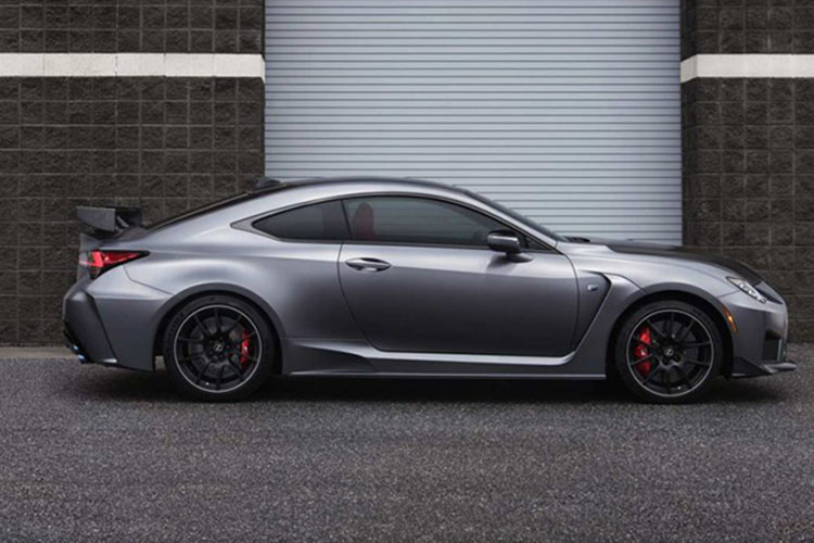 Về thiết kế, thương hiệu xe sang Lexus đã làm mới mẫu RC F 2020 này với lưới tản nhiệt được tinh chỉnh lại với phần dưới được mở rộng hơn.