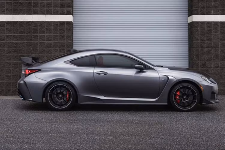 Về thiết kế, thương hiệu xe sang Lexus đã làm mới mẫu RC F 2020 này với lưới tản nhiệt được tinh chỉnh lại với phần dưới được mở rộng hơn.