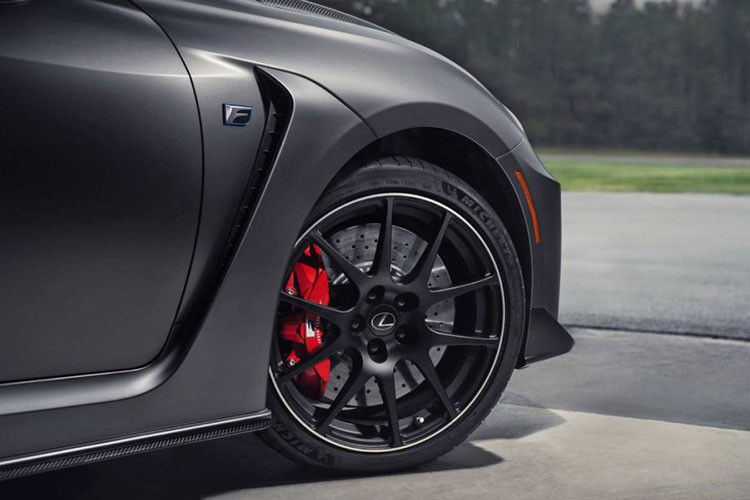 Thiết kế gương chiếu hậu và bộ mâm của RC F 2020 khác biệt và hiện đại hơn hẳn. Điểm thu hút nhất ở mẫu xe này đó là nhiều chi tiết được làm bằng vật liệu carbon như cản trước, trần xe, mui xe, vách ngăn phía...