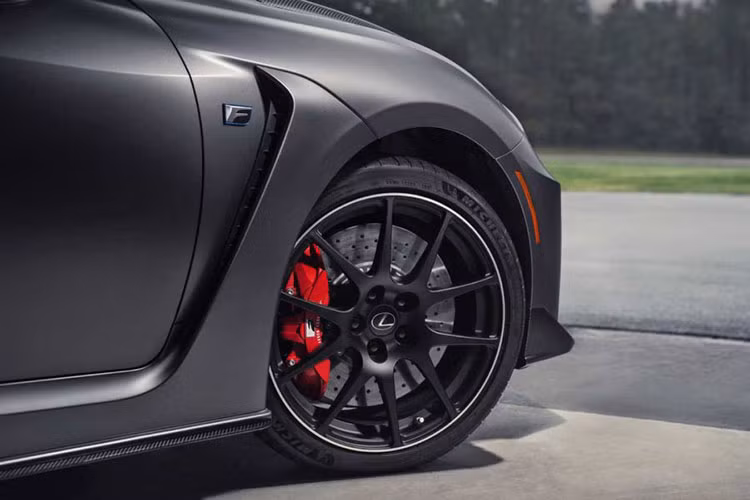 Thiết kế gương chiếu hậu và bộ mâm của RC F 2020 khác biệt và hiện đại hơn hẳn. Điểm thu hút nhất ở mẫu xe này đó là nhiều chi tiết được làm bằng vật liệu carbon như cản trước, trần xe, mui xe, vách ngăn phía...