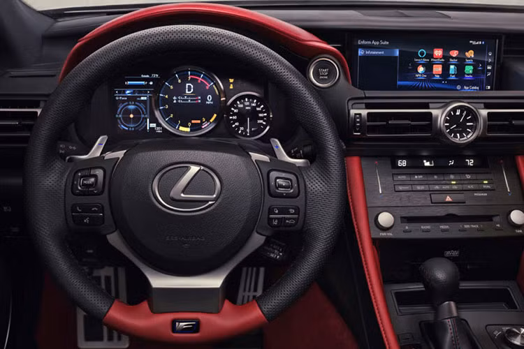 Bên trong, nội thất của Lexus RC F 2020 nổi bật với ghế bọc da màu đỏ tiêu chuẩn cùng với điểm nhấn ghế Alcantara và chất liệu các bon trên tấm ốp cửa và bảng điều khiển. Hai màu ngoại thất bao gồm: trắng Ultra White và ghi Mattle Nebula Grey, màu độc quyền chỉ trên phiên bản Track Edition.