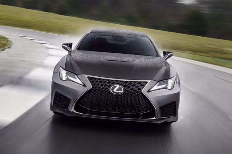Hệ thống đèn pha trên Lexus RC F 2020 mới cũng được thiết kế lại, đèn LED theo kiểu xếp chồng lạ mắt. Không chỉ vậy nó còn đi kèm khả năng định vị ban ngày tích hợp xi nhan dưới dạng LED ấn tượng hơn.