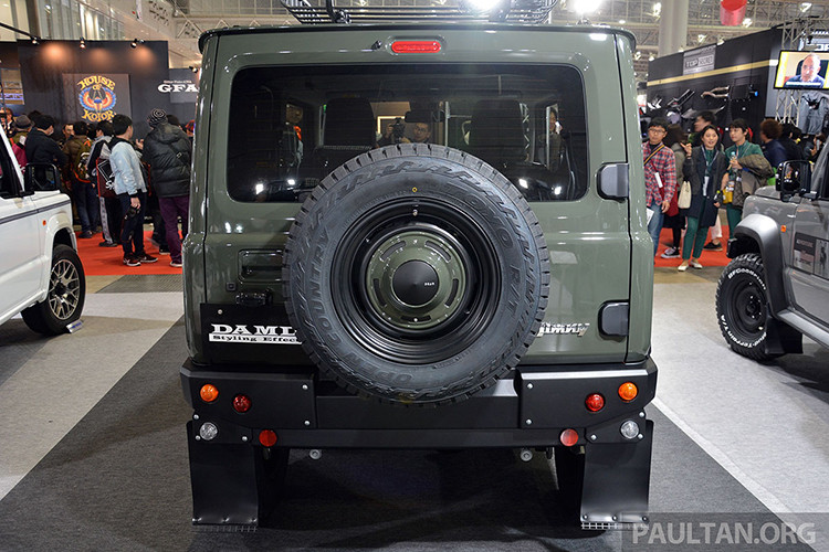 Cuối cùng là bộ vành hợp kim đi kèm lốp off-road, tấm chắn bùn sau lốp và màu sơn ngoại thất xanh quân đội khiến nó mang đậm chất off-road.