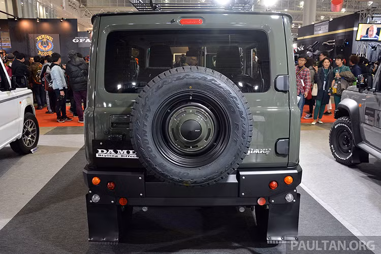 Cuối cùng là bộ vành hợp kim đi kèm lốp off-road, tấm chắn bùn sau lốp và màu sơn ngoại thất xanh quân đội khiến nó mang đậm chất off-road.