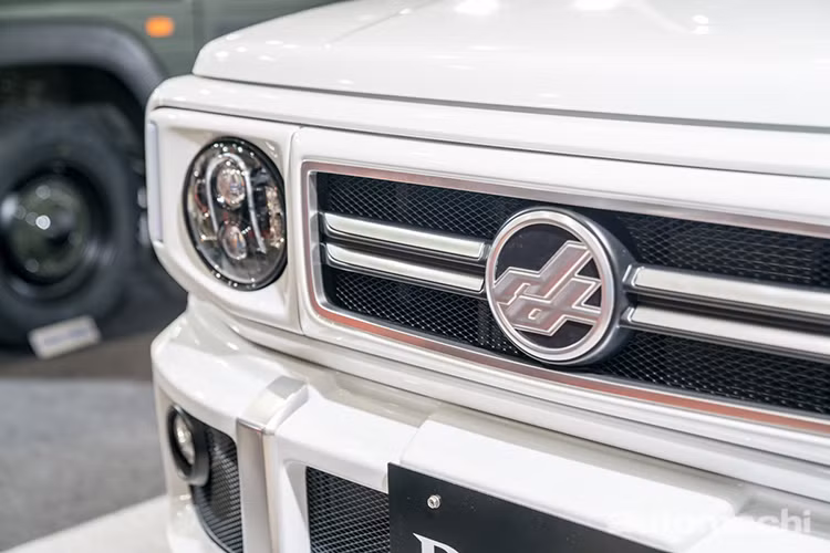 Bên ngoài, chiếc Suzuki Jimny 2019 với bộ body kit Little G được bổ sung cản trước/sau mới và hốc bánh vuông vắn theo phong cách của SUV hạng sang Mercedes-Benz. Ngay cả hốc đèn pha và lưới tản nhiệt với nan kép mạ crôm nằm ngang cũng giống với mẫu SUV Đức.