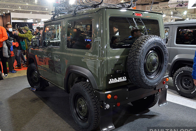 Hiện hãng độ DAMD chưa công bố nhiều thông số kỹ thuật cụ thể của cặp đôi Suzuki Jimny 2019 độ. Rất có thể xe sẽ sử dụng động cơ như Suzuki Jimny 2019 nguyên bản. Giá xe Suzuki Jimny 2019 phiên bản độ DAMD cũng chưa được hé lộ tại Tokyo Auto Salon 2019.